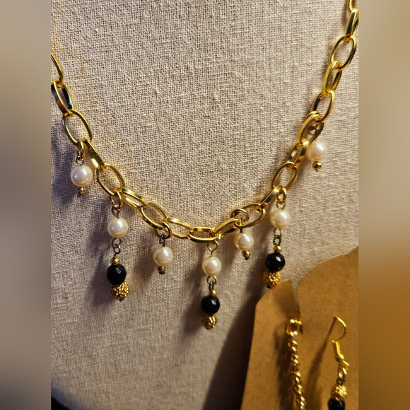 Handmade by me. Necklace earrings and bracelet set. Gild tone. Onyx and pearl. - Picture 2 of 6